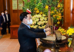 Председатель НС воскурил благовония в память о Президенте Хо Ши Мине в мемориальном комплексе особого национального значения Кимлиен