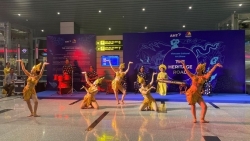 Танцевальное представление чам в международном терминале аэропорта Дананг