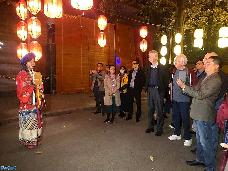 В Ханое запущена экскурсия «Ночь в императорской цитадели Тханглонг» для иностранных туристов