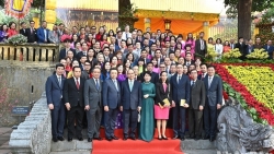Делегация вьетнамских мигрантов и президент Нгуен Суан Фук с супругой воскурили благовония в цитадели Тханглонг