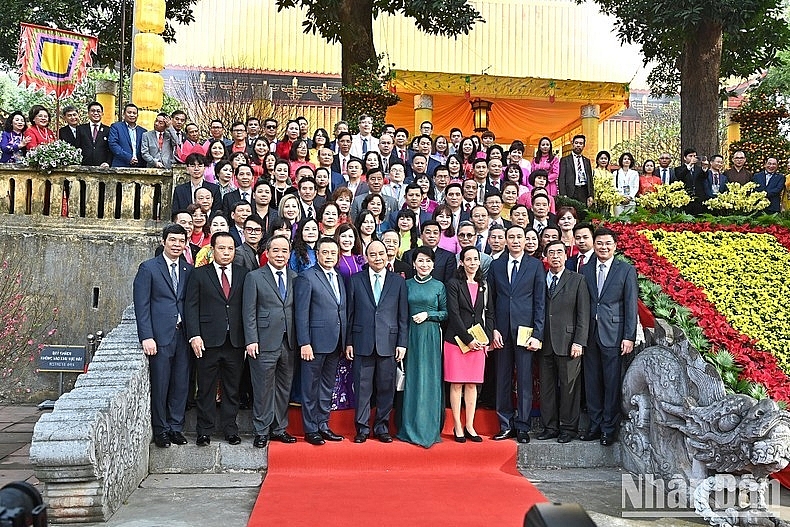Делегация вьетнамских мигрантов и президент Нгуен Суан Фук с супругой воскурили благовония в цитадели Тханглонг