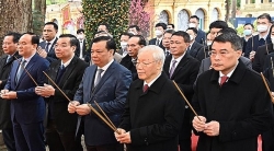 Генеральный секретарь ЦК КПВ воскурил благовония в Императорской цитадели Тханглонг