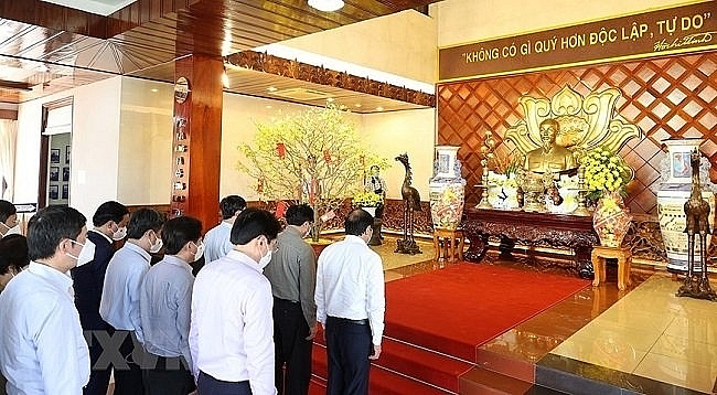 Премьер-министр Вьетнама зажег благовония в память о Президенте Хо Ши Мине в Биньтхуане