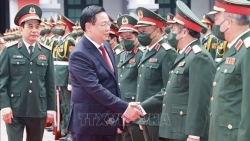 Председатель Нацсобрания Выонг Динь Хюэ посетил Главное управление №2 Минобороны.