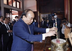 Президент Нгуен Суан Фук зажёг благовония в мемориальном комплексе в память о премьер-министре Фам Ван Донге в провинции Куангнгай