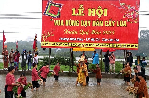 В провинции Футхо состоялся своеобразный праздник в честь короля Хунг, который учил жителей сажать рис