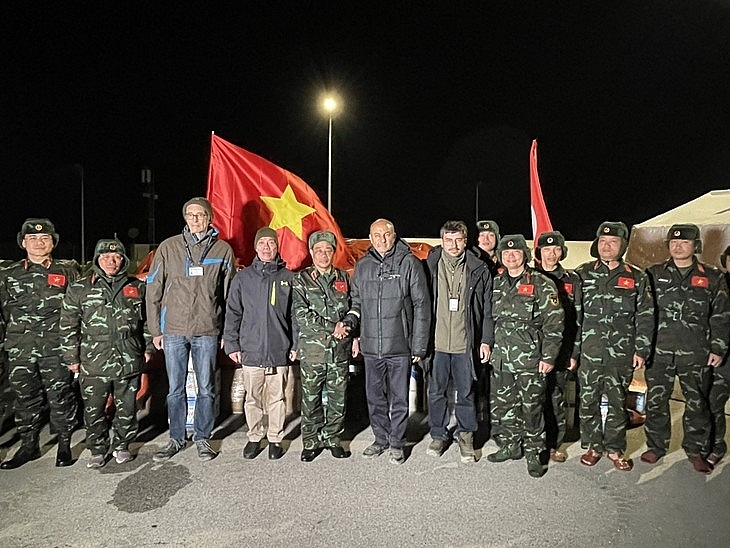 Вьетнамские военные спасатели предоставили гуманитарную помощь Турции