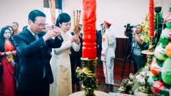 Президент Вьетнама воскурил благовония и спустил карпа в воду на пристани Няронг