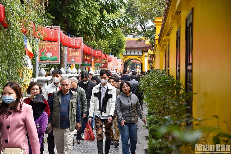Жители Ханоя посещают храмы и пагоды во второй день Тэта