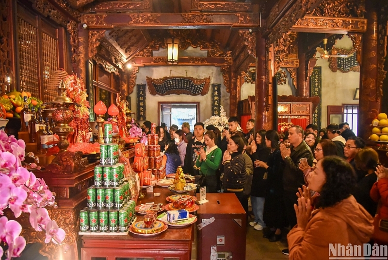 Жители Ханоя посещают храмы и пагоды во второй день Тэта