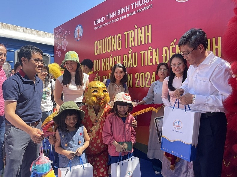 Состоялась встреча первых в году туристов, посетивших провинцию Биньтхуан