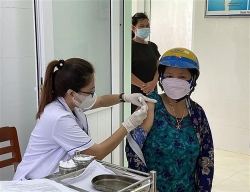 Премьер-министр Фам Минь Тинь потребовал ускорить процесс вакцинации третьей дозой вакцин против COVID-19