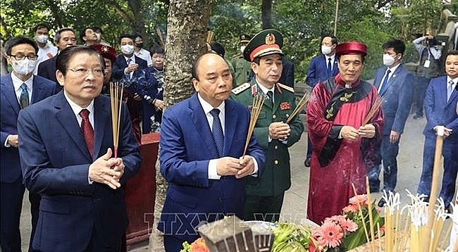 Президент Нгуен Суан Фук воскурил благовония по случаю Дня поминовения королей Хунгов
