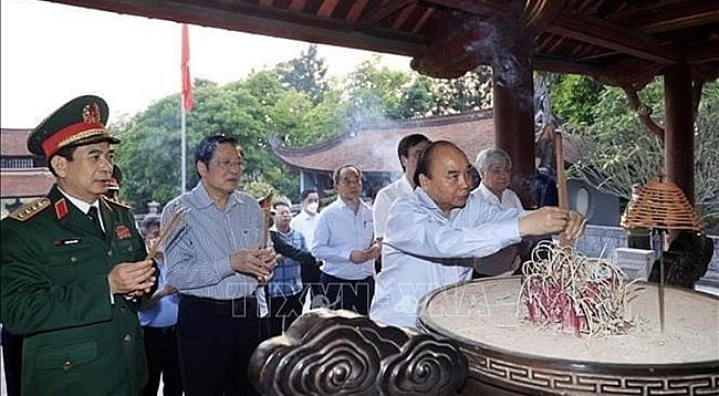 Президент Нгуен Суан Фук воскурил благовония в память о Праматери и Предке вьетнамского народа
