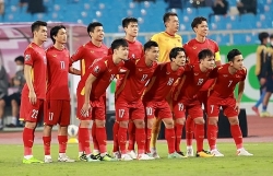 Передача премьер-министру Японии мяча с автографами вьетнамских футболистов
