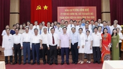Председатель НС СРВ Выонг Динь Хюэ посетил многопрофильную больницу провинции Чавинь