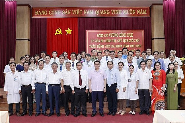 Председатель НС СРВ Выонг Динь Хюэ посетил многопрофильную больницу провинции Чавинь