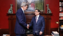 Премьер-министр Фам Минь Тинь принял спецпосланника президента США по климату Джона Керри