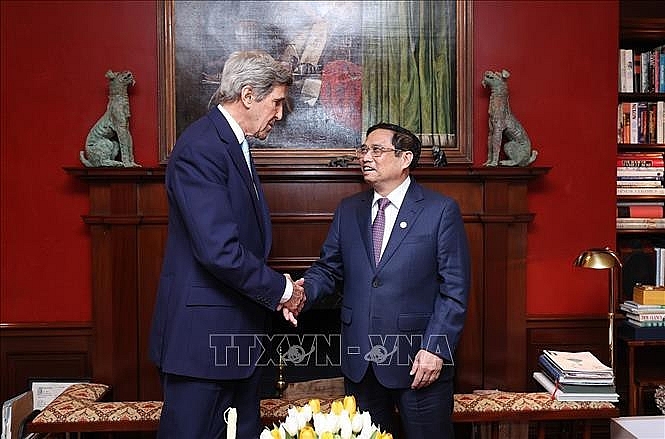 Премьер-министр Фам Минь Тинь принял спецпосланника президента США по климату Джона Керри