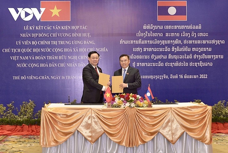Вьетнам и Лаос активизируют обмен делегациями и контактами на разных уровнях