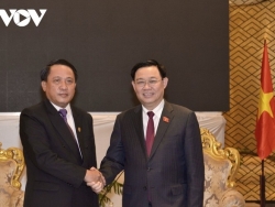 Председатель Национального собрания Выонг Динь Хюэ принял министра финансов Лаоса