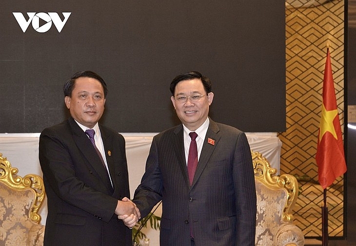 Председатель Национального собрания Выонг Динь Хюэ принял министра финансов Лаоса