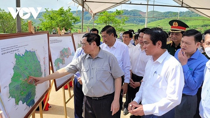Фам Минь Тинь проверил ход реализации некоторых проектов в провинциях Хоабинь и Шонла
