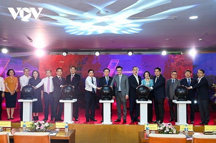 Председатель Нацсобрания принял участие в церемонии представления нового логотипа телеканала вьетнамского парламента