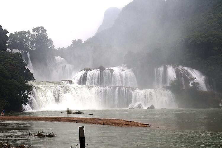 Великолепная красота водопада Банзока в провинции Каобанг