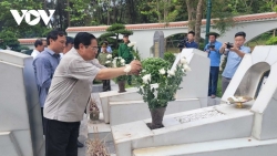 Премьер-министр Фам Минь Тинь воскурил благовония в память о героинях, павших на перекрестке Донглок