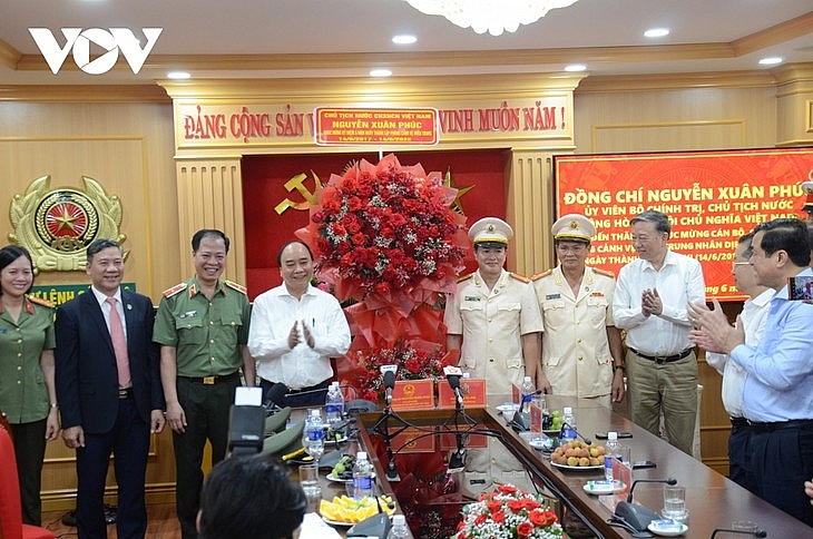 Президент Нгуен Суан Фук посетил гвардейский отряд Центральной части страны при Командовании войск гвардии