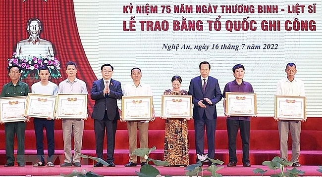 Состоялась церемония вручения грамот «За заслуги перед Отечеством» 2022 г. в провинции Нгеан