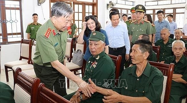 Министр общественной безопасности То Лам посетил Центр ухода за инвалидами войны Ньокуан