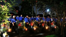 Молодые люди по всей стране зажигают свечи в память о героях и павших фронтовиках