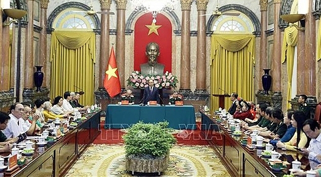 Президент Нгуен Суан Фук провел встречу с делегацией вьетнамских матерей-героинь
