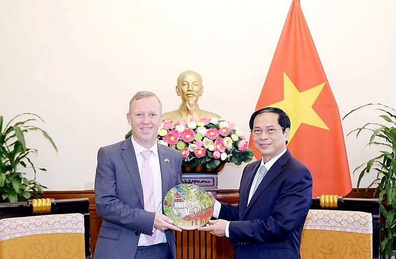 Министр иностранных дел Вьетнама принял посла Великобритании в связи с окончанием его срока работы во Вьетнаме