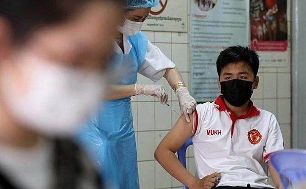 Камбоджа начала вакцинацию детей 12-17 лет