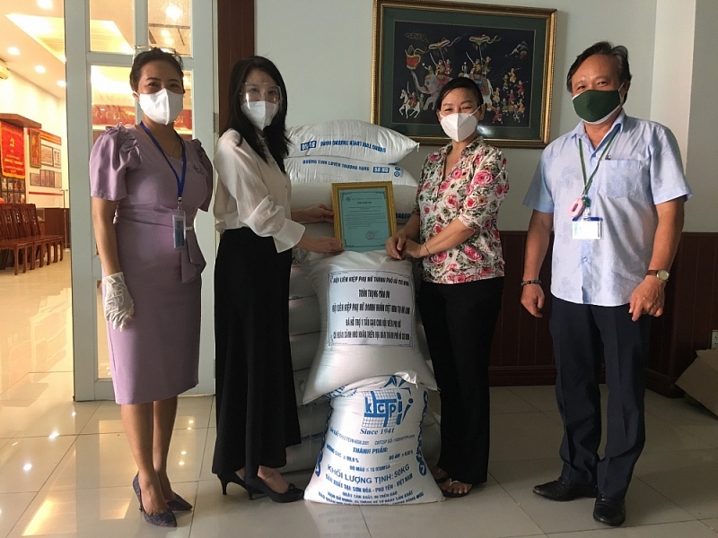Союз вьетнамских женщин-предпринимателей в Тайване (Китай) передала в дар городу Хошимину тонну риса