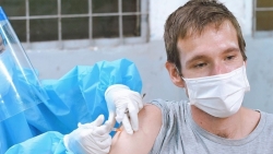 Вакцинация иностранцев против COVID-19 в городе Хошимине