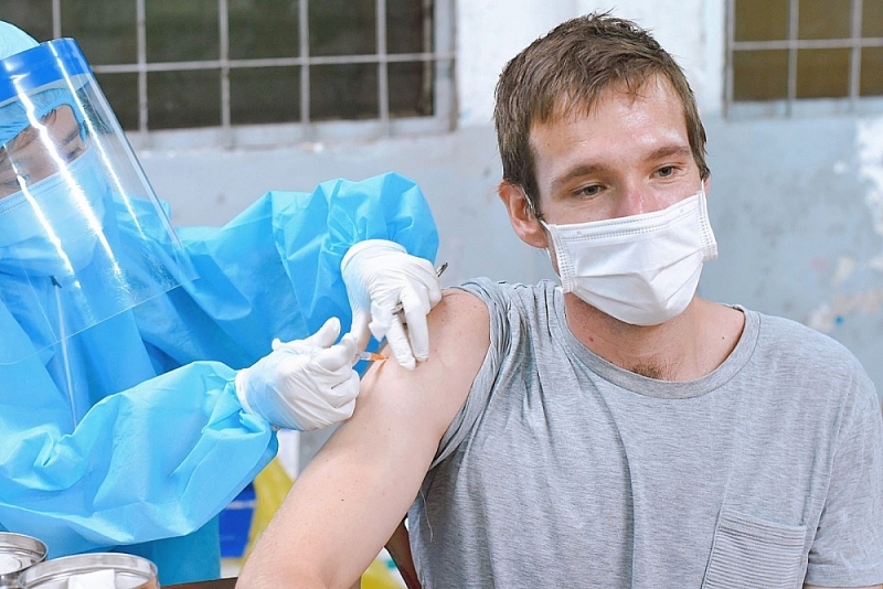 Вакцинация иностранцев против COVID-19 в городе Хошимине