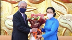 Постоянный координатор ООН во Вьетнаме Камал Малхотра получил памятный знак «За мир и дружбу между народами» за активный вклад в устойчивое развитие Вьетнама