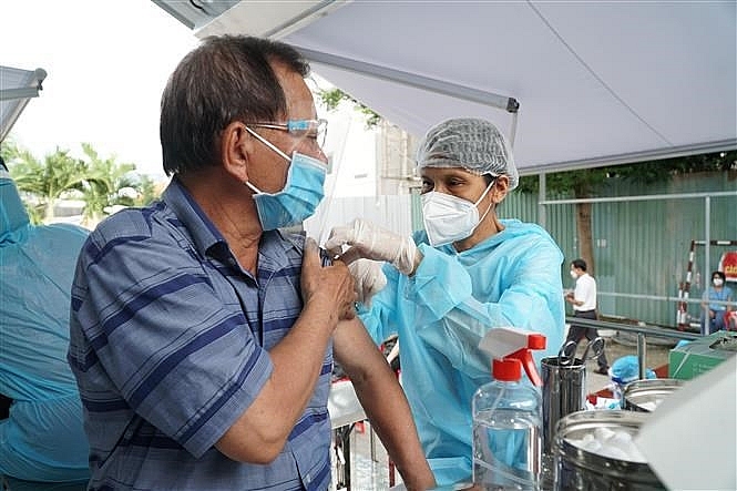 Мобильные пункты вакцинации пожилых людей в городе Хошимине