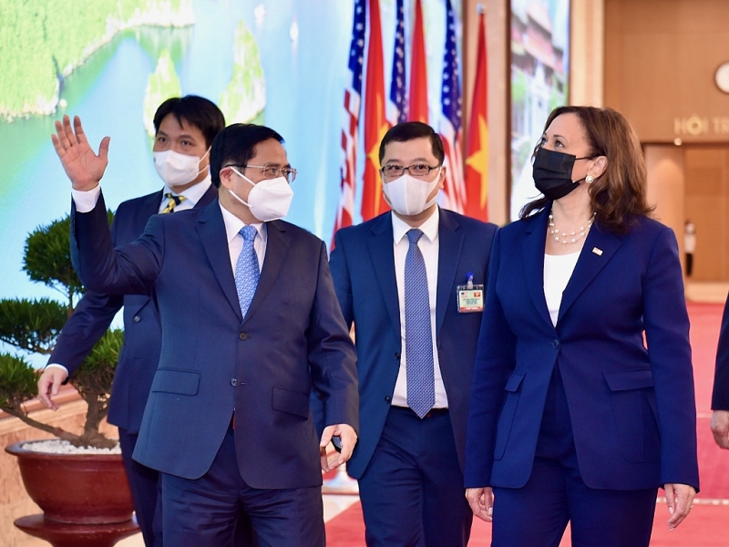 Премьер-министр Вьетнама Фам Минь Чинь принял вице-президента США Камалу Харрис.