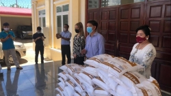 Вручение подарочных наборов 67  вьетнамским семьям, находящимся в трудном положении в камбоджийской провинции Сиануквиль