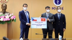 Вьетнам принял более 250 тысяч доз вакцин, подаренных Правительством Чехии