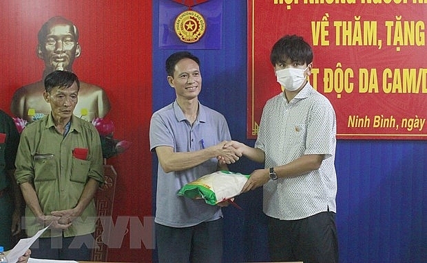 Общество любящих Вьетнам японцев передало подарки вьетнамским пострадавшим от агента оранж в провинции Ниньбинь