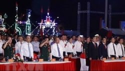 Президент Нгуен Суан Фук присутствовал на церемонии, посвященной 50-й годовщине победы Камзой