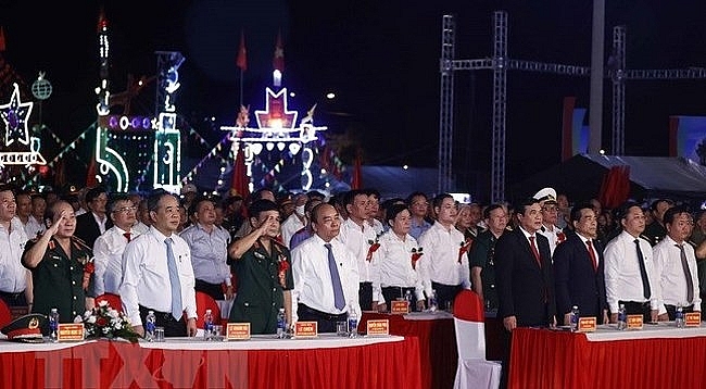 Президент Нгуен Суан Фук присутствовал на церемонии, посвященной 50-й годовщине победы Камзой
