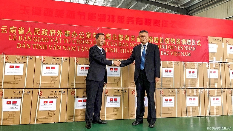 Китайская провинция Юньнань передала Вьетнаму медицинское оборудование для борьбы с коронавирусом
