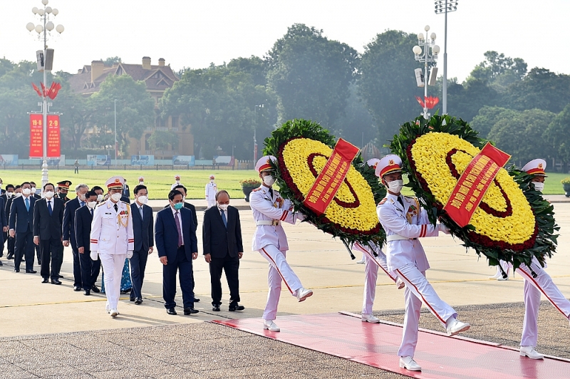Руководство партии и государства Вьетнама посетило мавзолей Хо Ши Мина по случаю Дня независимости страны